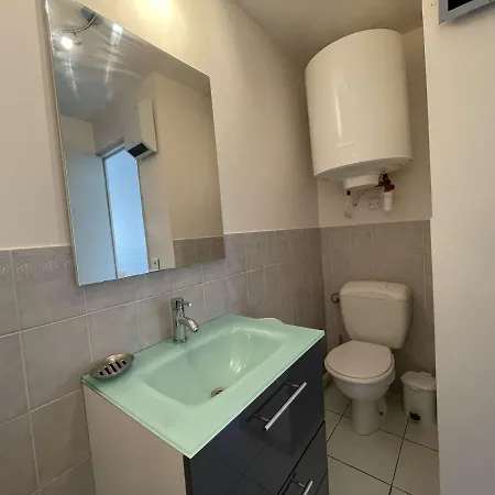 Avec Terrasse Et Parking, Proche - - Fr-1-246-607 * La Rochelle